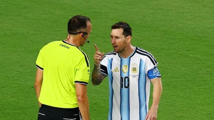 kontroversi_wasit_bayangi_duel_inggris_kontra_argentina_di_semifinal_piala_dunia_2026_