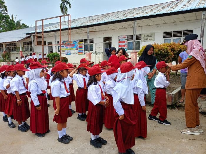 masih_banyak_siswa_di_simalungun_yang_diantar_ibu_saat_hari_pertama_sekolah