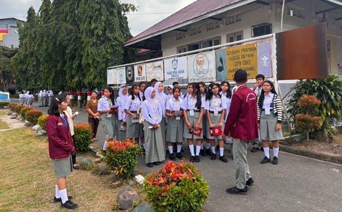 sentuhan_hangat_di_sma_negeri_4_pematangsiantar_mpls_ramah_dan_gerakan_ayah_mengantar_anak_curi_perhatian
