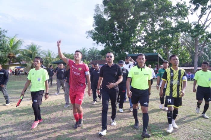 bupati_fery_buka_turnamen_sepak_bola_piala_bupati_labusel_2025
