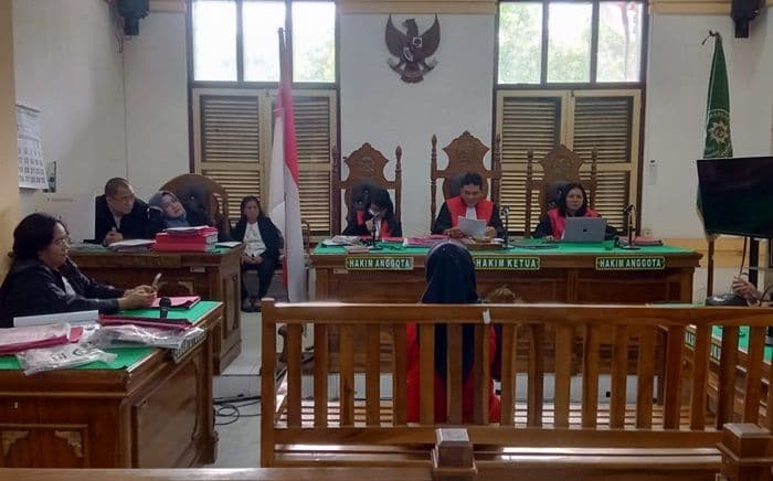 divonis_dua_tahun_penjara_karena_penipuan_arisan_online_rp28_juta_irt_di_medan_menangis