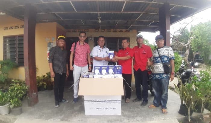 jalanan_gelap_di_pardomuan_teratasi_abraham_lumbantobing_salurkan_bantuan_lampu