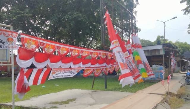 pedagang_bendera_di_kisaran_ngeluh_sepi_pembeli_malah_dicari_bendera_one_piece