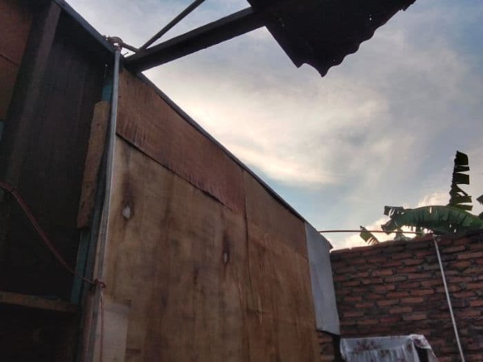 rumah_warga_di_pantai_labu_rusak_diterjang_angin_kencang