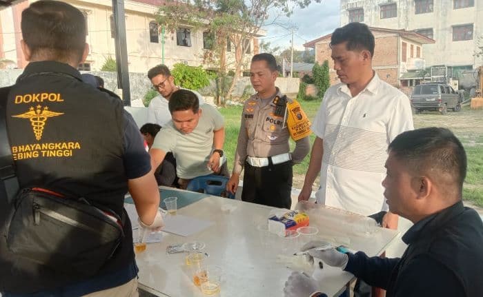 sopir_antar_jemput_tamu_asing_di_event_aquabike_dan_f1h2o_toba_dites_urine