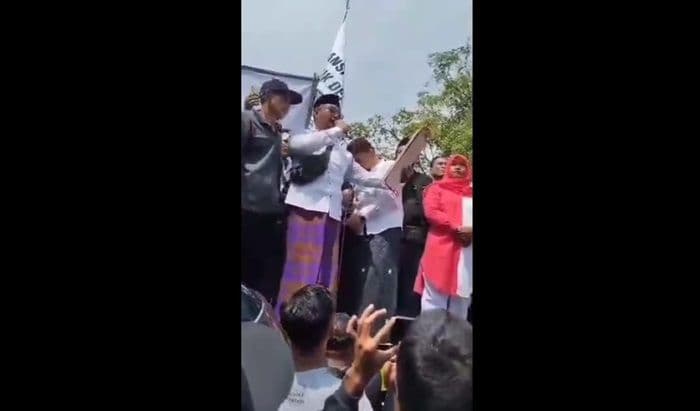 viral_video_pembacaan_surat_pengunduran_diri_bupati_pati_ternyata_begini_faktanya