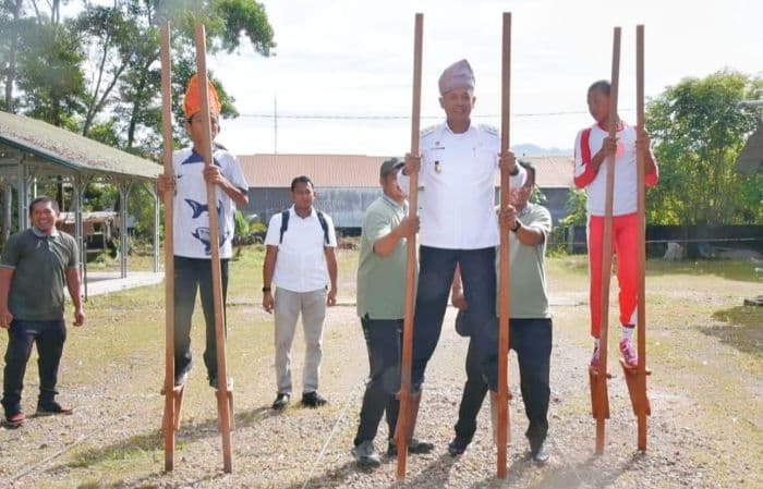 wabup_mahmud_ajak_warga_tapteng_lestarikan_permainan_rakyat_dan_olahraga_tradisional