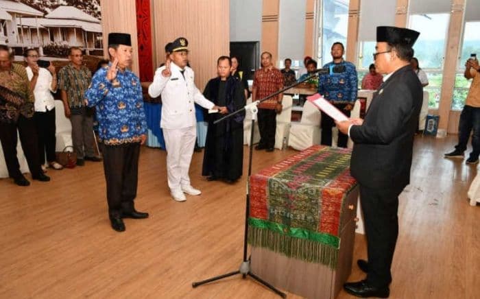 dilantik_jadi_camat_simanindo_erwin_sidabutar_diminta_tingkatkan_pelayanan_wisatawan