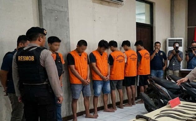 kerab_viral_bawa_senjata_saat_konvoi_sembilan_anggota_geng_motor_bornox_ditangkap_resmob