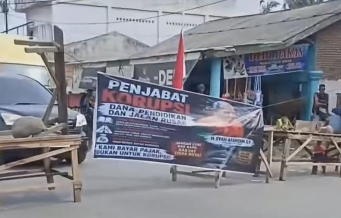 kesal_tak_kunjung_diaspal_ratusan_warga_di_langkat_blokir_jalan