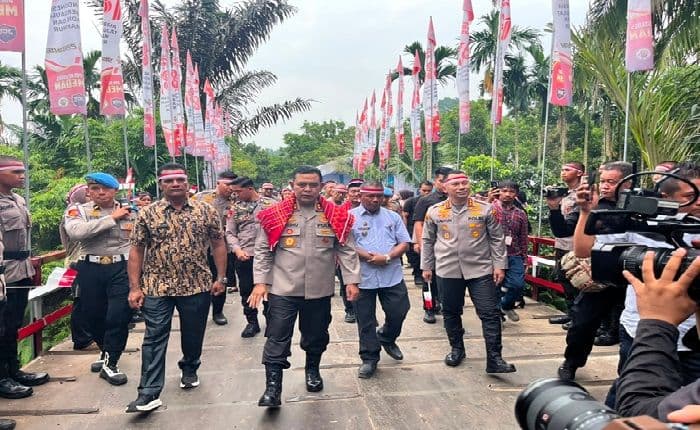 polda_sumut_bangun_jembatan_merah_putih_waktu_tempuh_warga_dipangkas_dari_3_jam_jadi_45_menit