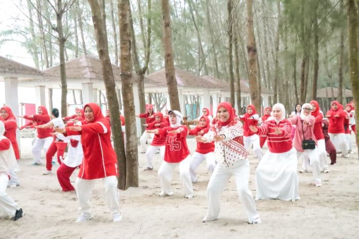 senam_hingga_lomba_meriahkan_hut_ke81_ri_organisasi_wanita_pemkab_sergai_di_pantai_romantis