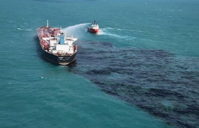 tumpahan_minyak_dari_kapal_tanker_di_perairan_oman_cemari_pantai