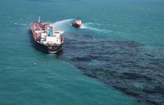 tumpahan_minyak_dari_kapal_tanker_di_perairan_oman_cemari_pantai