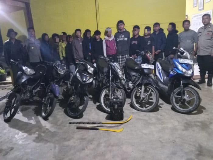 hendak_tawuran_di_dolok_silau_13_remaja_diamankan_polisi_tiga_kelewang_disita