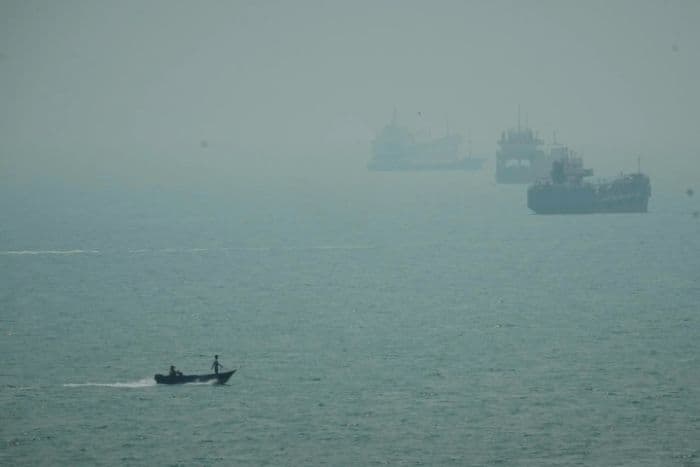 kapal_iran_dihantam_proyektil_di_selat_hormuz_1_tewas_dan_4_luka
