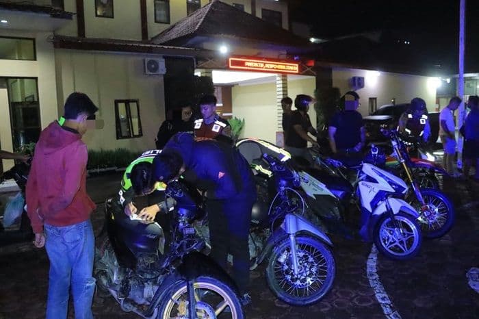 polres_samosir_tilang_17_motor_berknalpot_brong_dalam_patroli_kryd