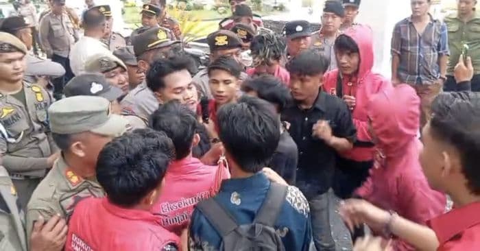 demo_mahasiswa_di_kantor_wali_kota_binjai_ricuh_tuntut_perbaikan_jalan_dan_tolak_penggusuran_pkl