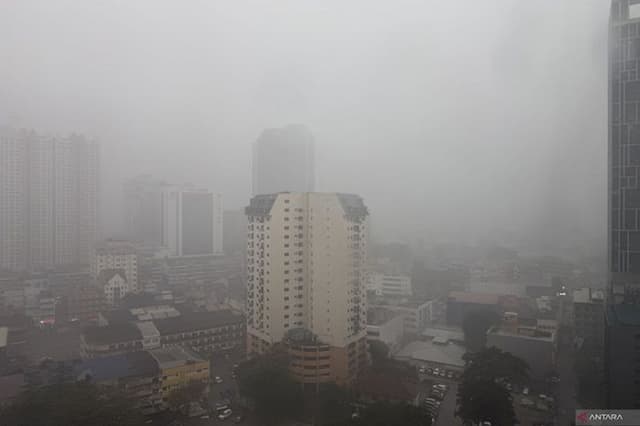 langit_malaysia_diselimuti_kabut_kuala_lumpur_angkat_isu_asap_karhutla_ri_ke_meja_asean_