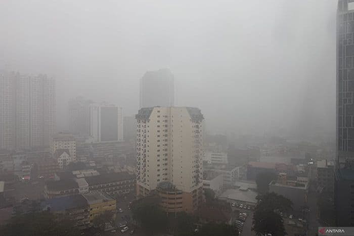 langit_malaysia_diselimuti_kabut_kuala_lumpur_angkat_isu_asap_karhutla_ri_ke_meja_asean_