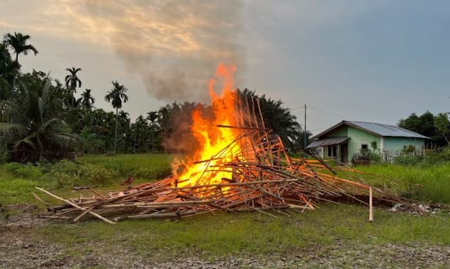polisi_kembali_gerebek_bantaran_rel_medanbinjai_enam_barak_narkoba_dibakar