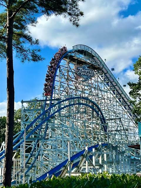 pria_tewas_terjatuh_dari_roller_coaster_setinggi_61_meter_di_as