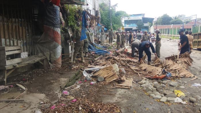 satpol_pp_binjai_bongkar_belasan_lapak_liar_di_jalan_dr_wahidin