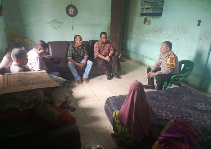bhabinkamtibmas_tebing_tinggi_beri_dukungan_moril_kepada_korban_kebakaran_di_padang_hilir