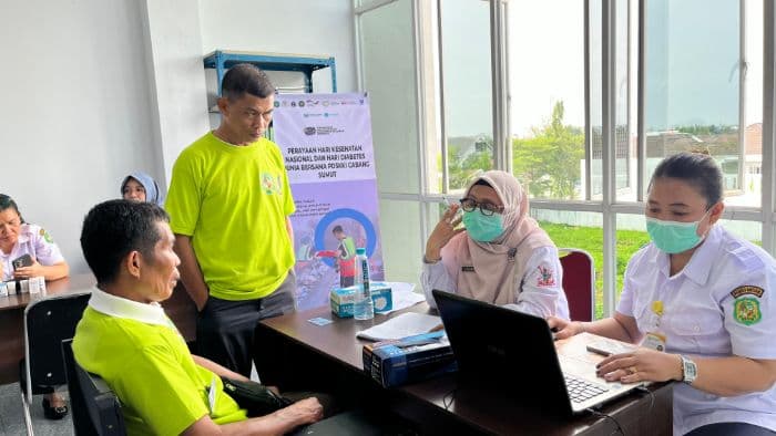 pekerja_sektor_informal_rentan_terkena_penyakit_seratus_orang_ikuti_pemeriksaan_kesehatan_gratis