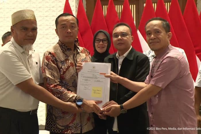 presiden_prabowo_beri_rehabilitasi_dua_guru_yang_dipecat_di_luwu_utara