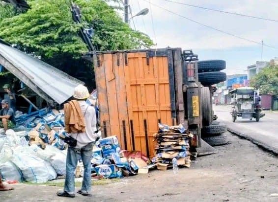 truk_bermuatan_air_mineral_terbalik_di_jalinsum_batu_bara_hindari_betor_pembawa_anak_sekolah