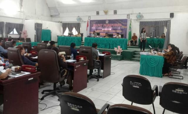warga_toba_belum_puas_atas_penyampaian_hasil_reses_ii_dprd_di_paripurna