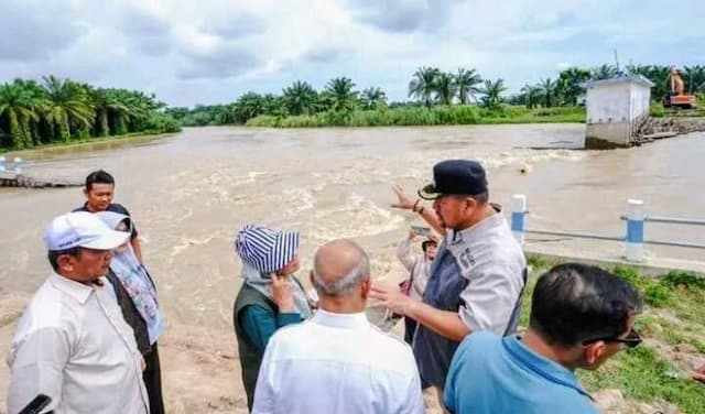 bupati_batu_bara_desak_perbaikan_tanggul_sungai_dalu_dalu_terancam_jebol
