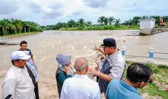 bupati_batu_bara_desak_perbaikan_tanggul_sungai_dalu_dalu_terancam_jebol