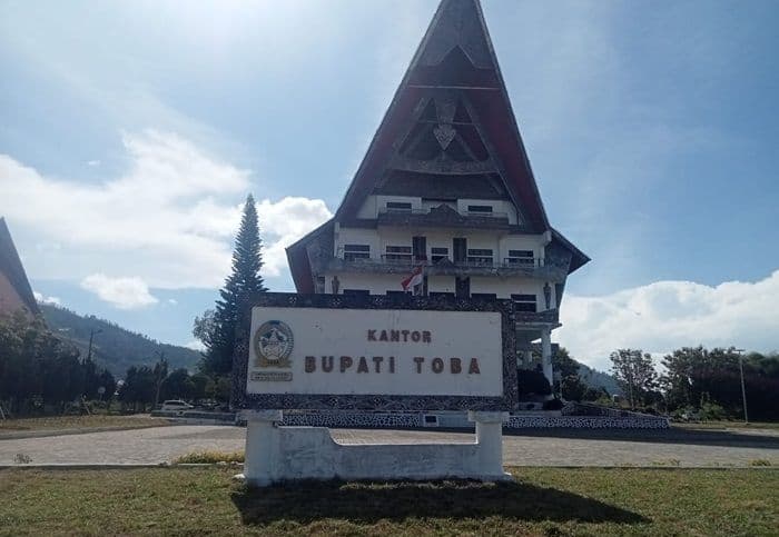 bupati_toba_instruksikan_pemasangan_pohon_dan_ornamen_natal_2025_ini_aturannya