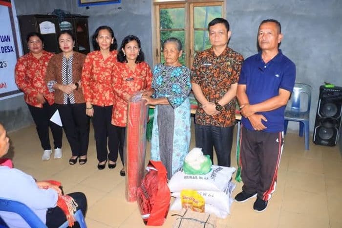 hut_ke26_dwp_samosir_salurkan_bansos_untuk_korban_kebakaran_dan_lansia_kurang_mampu