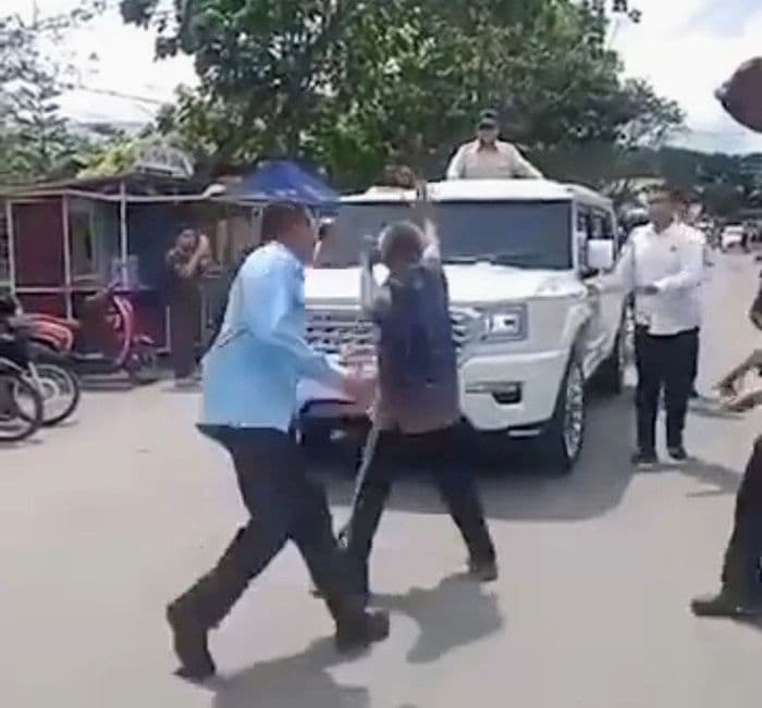 insiden_di_langkat_pria_paruh_baya_hadang_mobil_presiden_prabowo_saat_kunjungan_ke_posko_pengungsian