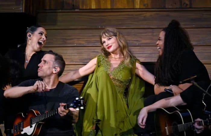 taylor_swift_menangis_usai_temui_korban_penikaman_southport