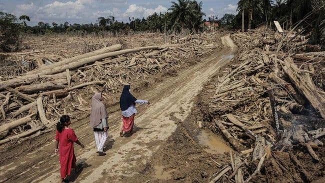 warga_bener_meriah_jalan_kaki_lebih_10_km_ke_aceh_utara_demi_sembako_