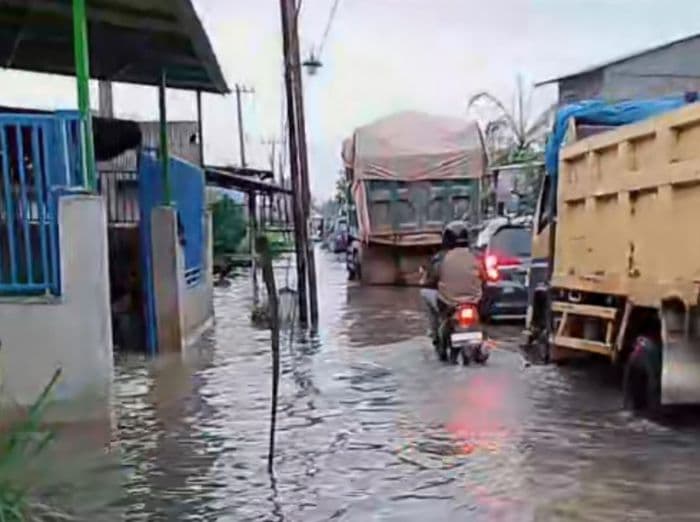 banjir_di_desa_pauh_dan_kelurahan_terjun_tak_kunjung_surut