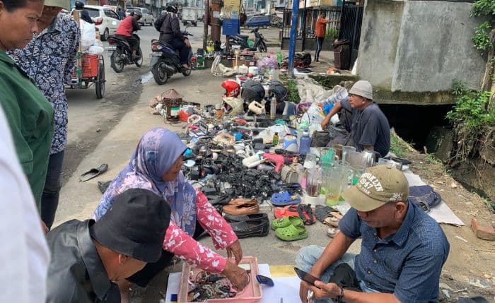 melirik_ragam_barang_bekas_dan_antik_yang_dijual_di_pinggir_jalan