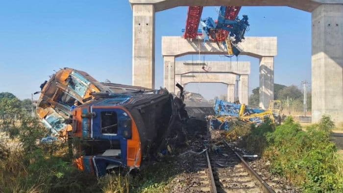 crane_hantam_kereta_penumpang_di_thailand_22_orang_tewas