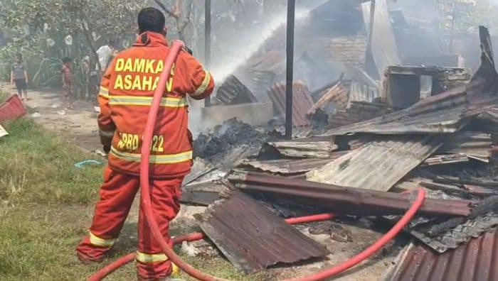 diduga_korsleting_listrik_empat_rumah_warga_di_kisaran_timur_ludes_terbakar_