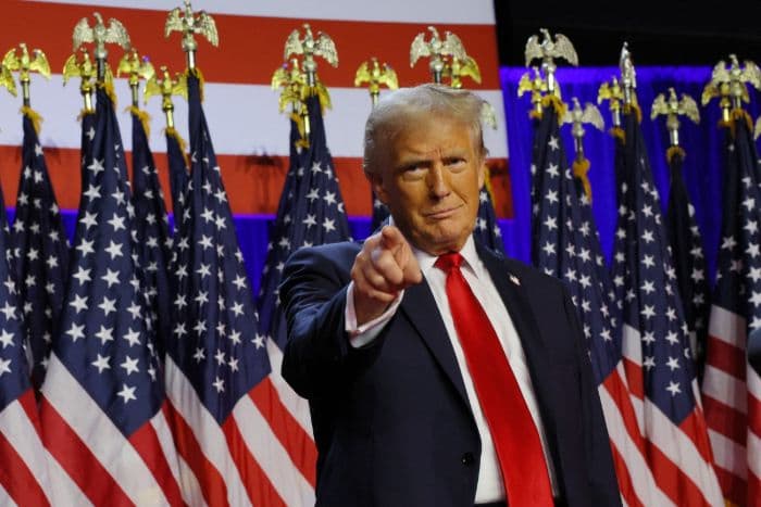 donald_trump_acungkan_jari_tengah_ke_pekerja_pabrik