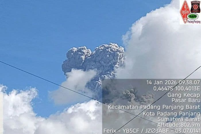 gunung_marapi_erupsi_semburkan_abu_vulkanik_setinggi_1600_meter