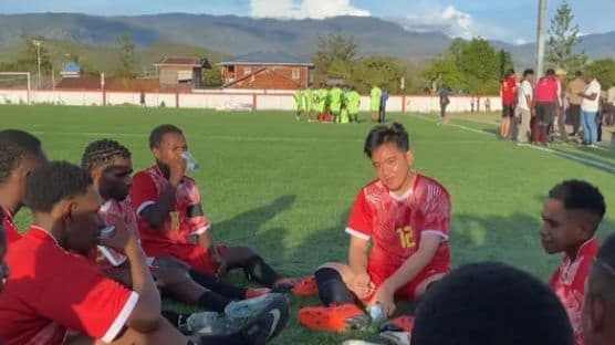 momen_wapres_gibran_cetak_hattrick_saat_main_bola_bersama_anak_ssb_di_papua_pegunungan
