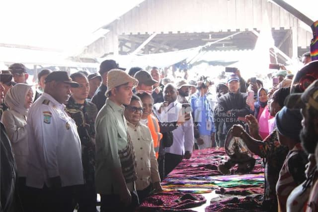 wapres_gibran_tinjau_pasar_potikelek_dan_sma_negeri_1_wamena