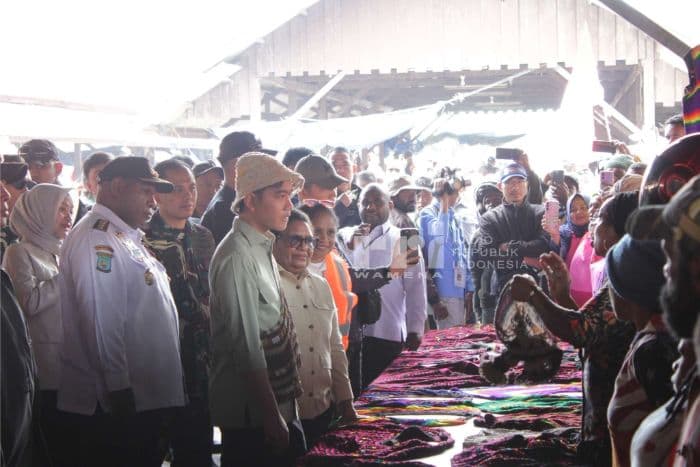 wapres_gibran_tinjau_pasar_potikelek_dan_sma_negeri_1_wamena