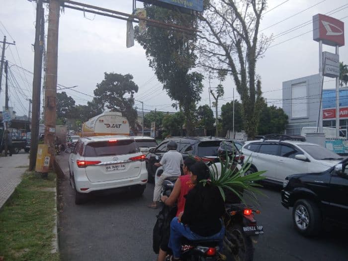 jalan_medanpematangsiantar_lumpuh_ribuan_kendaraan_terjebak_kemacetan