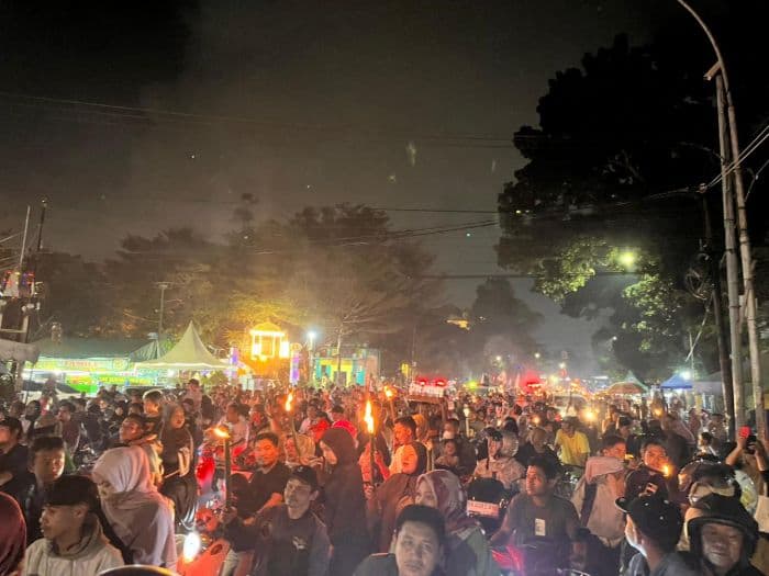 jelang_ramadan_ribuan_umat_islam_di_medan_gelar_pawai_obor